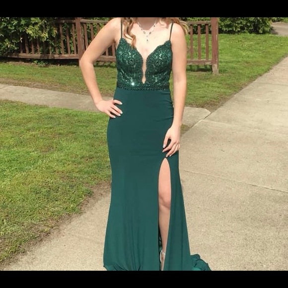 Green dress in great condition. Worn once. Size 2 - Picture 1 of 6